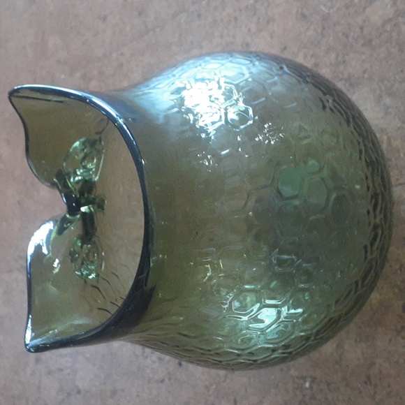 Honeycomb pattern owl green glass vase. - Picture 3 of 12